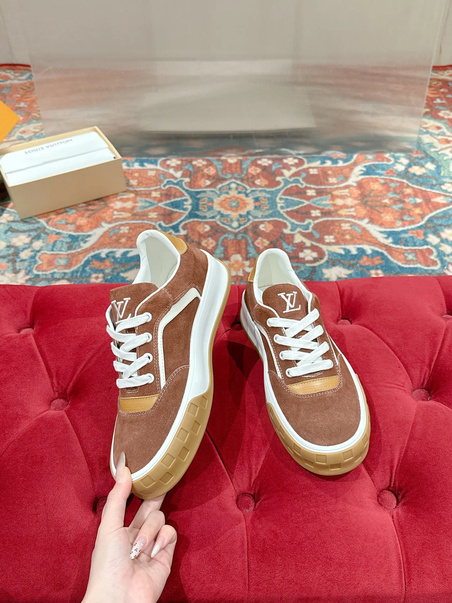 👟👟Ex-factory price 640👟👟 LV men's new tilt sneakers, classic catwalk style, air-glue technology, very comfortable on the feet. Luxurious materials, fine workmanship, European made English letters printed on the midsole, the upper is made of calfskin, the side is decorated with the brand LOGO and signature, the latest latex foot pads ➕ mesh lining, the foot feels super comfortable. Two-color TPU combination outsole. Packing process Goodyear stitched seam fabric: first-layer cowhide, lining: customized silky mesh lining-first-layer silk cowhide lining Bottom thickness: 0.5cm ☑️size: men's 39-44 (45 customized, non-returnable)
